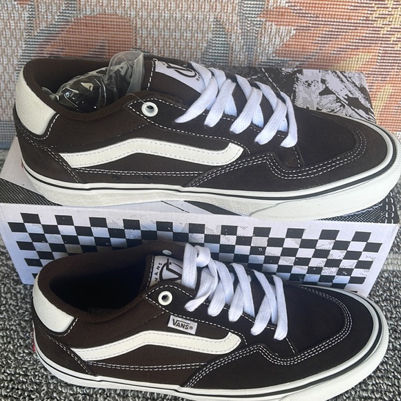 Vans Men’s Rowan
Dark Brown
VN0A5JICDRB
Sneakers - Picture 2 of 16